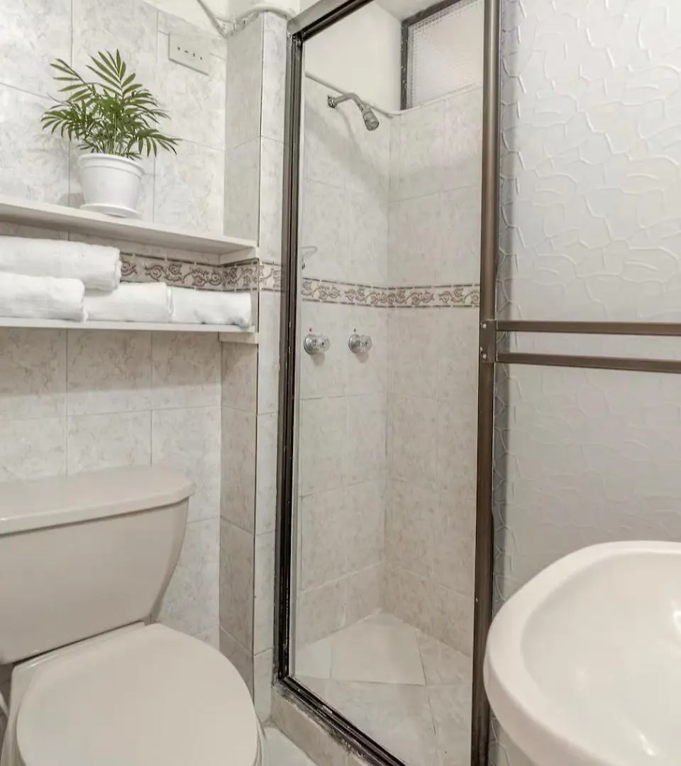 El Poblado 4 Bedroom 3 Bathroom Private Terrace Медельин Апартаменты